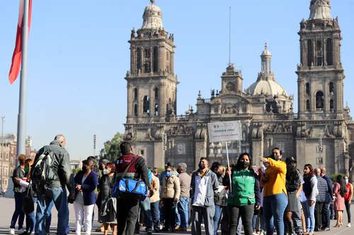 Personal que labora en las oficinas del Gobierno de la Ciudad de México salió en orden y se ubicó en el Zócalo, tras escuchar la alerta sísmica.