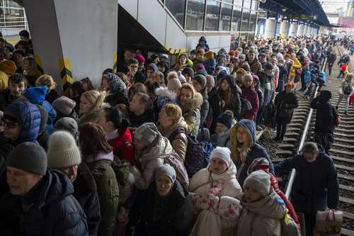  Mujeres y niños tratan de abordar un tren rumbo a Leópolis, pues los hombres deben quedarse en Kiev para luchar en la guerra. Foto Ap