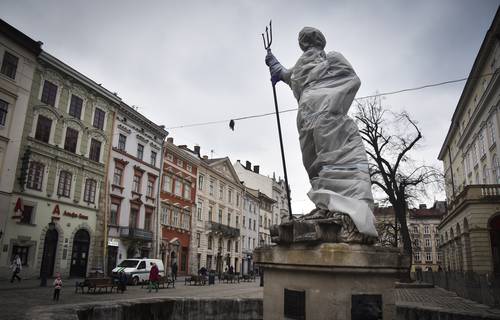 Las esculturas antiguas son protegidas de los bombardeos. La imagen, en una calle de la ciudad de Leópolis, Ucrania occidental.