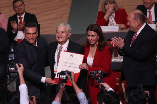 Alejandro Moreno (de pie a la izquierda), dirigente del tricolor, encabezó la ceremonia por el aniversario 93 de su partido.