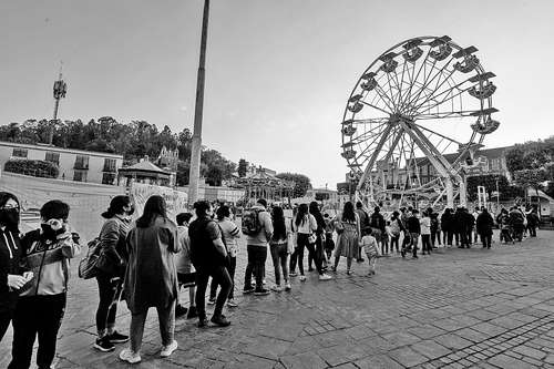 Habitantes esperan su turno para utilizar la rueda de la fortuna y un carrusel que fueron instalados ayer por el ayuntamiento de Metepec, estado de México, en la Plaza Juárez. Los juegos mecánicos son gratuitos y permanecerán hasta el 3 de abril.