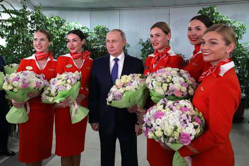 El mandatario ruso se reunió ayer con sobrecargos de Aeroflot y las felicitó por el Día Internacional de la Mujer.