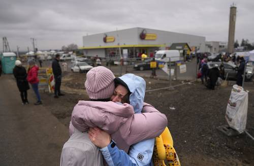 Una mujer encontró a un amigo en el cruce fronterizo de Medyka, Polonia. Ambos huyeron de Ucrania.