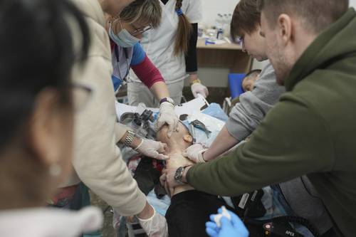 Médicos tratan de salvar la vida de un pequeño de 18 meses, herido durante un bombardeo en Mariupol.