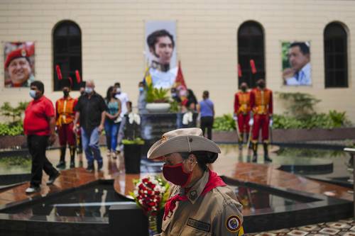 A nueve años de la muerte de Hugo Chávez, visitantes acuden al Museo de Historia Militar, en Caracas, donde se encuentra la sepultura del gobernante bolivariano.