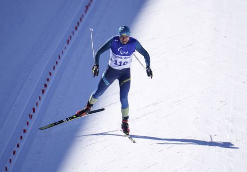 Vitalii Lukianenko ganador del oro en sprint de biatlón, en la categoría de visión reducida, dedicó su metal a todos sus compatriotas que defienden el territorio ucranio.