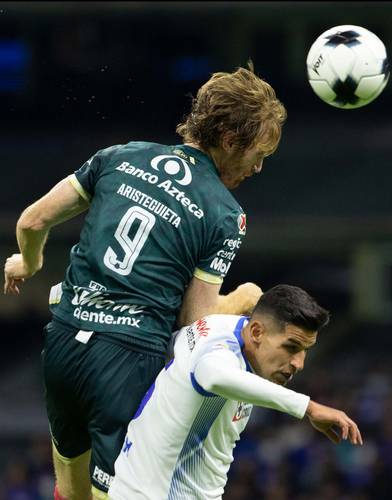 El jugador del Puebla Fernando Aristeguieta (9) se convirtió ayer en un dolor de cabeza para la Máquina, al anotar los tres goles con los que su equipo ganó en el estadio Azteca.