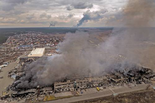 Una fábrica y un almacén arden luego de los bombardeos en Irpin, en los alrededores de la capital Kiev.