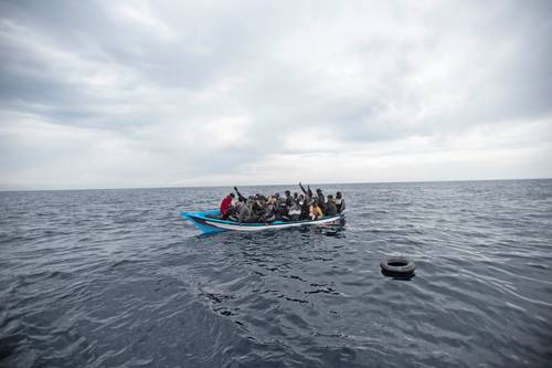Una embarcación de madera con 28 refugiados provenientes de África y el Magreb fue rescatada el sábado por la ONG Open Arms, a unas 45 millas náuticas de la costa de Libia en el Mediterráneo.
