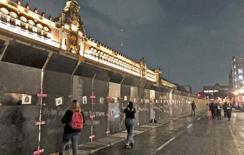 LA NOCHE ANTERIOR. En las vallas metálicas para proteger la fachada de Palacio Nacional, activistas colocaron fotografías de víctimas de feminicidio y desaparecidas.