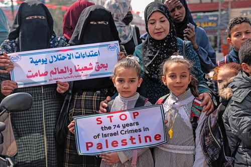 Familias palestinas se manifestaron ayer en el campo de refugiados de Rafá, en el sur de la franja de Gaza, para pedir respaldo internacional en su conflicto con Israel, de manera similar al que se muestra para los ciudadanos ucranios contra Rusia. “Alto a 74 años de crímenes de Israel en Palestina”, se lee en el cartel de las niñas.