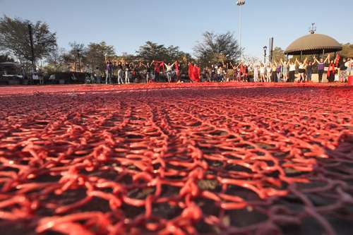 Integrantes del colectivo Hilos reunieron a un grupo de mujeres en la Plaza de las Américas, en el municipio de Zapopan, Jalisco, para continuar con el tejido de su mancha roja con el lema “sangre de mi sangre”, en protesta por la desaparición de personas y la violencia de género, en la víspera del Día Internacional de la Mujer, que se conmemora hoy.