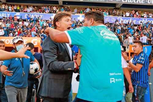 Durante la gresca del sábado, el técnico de Gallos Blancos, el argentino Hernán Cristante, intentó calmar los ánimos de algunos barristas.