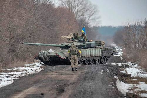 Un tanque ucranio patrulla en una zona no revelada, mientras Rusia dijo haber hallado un gran número de armas en la central nuclear de Zaporiyia.