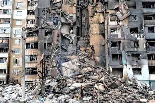 Edificio de departamentos destruido por los bombardeos de ayer en Kharkiv, la segunda ciudad más grande de Ucrania, mientras continúa la crisis de refugiados de más rápido crecimiento en Europa desde la Segunda Guerra Mundial, según la ONU.