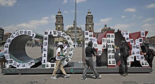 Mujeres exhibieron ayer en el Zócalo capitalino más de 3 mil fotos de hombres acusados de abuso sexual y denunciaron falta de atención de autoridades.