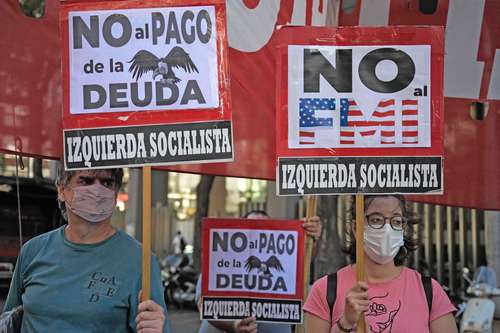 Protesta frente al Congreso de Argentina contra el acuerdo logrado con el FMI para pagar una deuda de 44 mil millones de dólares.