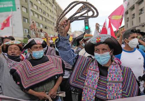 Partidarios del gobierno peruano se reunieron ayer afuera del Congreso, en Lima, donde el primer ministro Aníbal Torres pidió un voto de confianza de los legisladores.