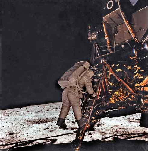 El lado oculto de la Luna y las huellas de Buzz Aldrin (sobre estas líneas) forman parte de las más de 70 fotografías originales de la NASA que serán subastadas mañana en Copenhague. Las imágenes son de varias misiones Apolo alrededor y principalmente en el satélite en los años 60 y 70, incluidas 26 tomadas desde éste. El precio de la serie se calcula en unos 205 mil dólares.