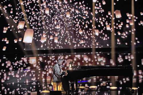 Presentación de la pianista francesa Sofiane Pamart durante el programa televisivo en vivo, en París, Unidos por Ucrania para apoyar al pueblo ucranio y a todas las poblaciones afectadas tras la incursión de Rusia.