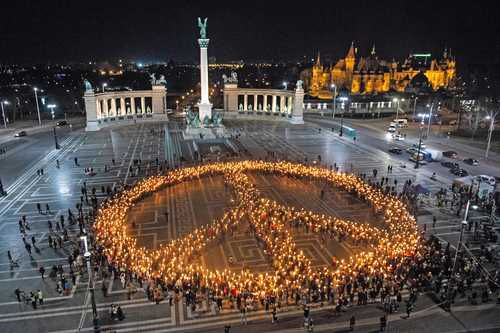 En la Plaza de los Héroes en Budapest, Hungría, Greenpeace organizó un acto en el que los asistentes formaron un signo de la paz.