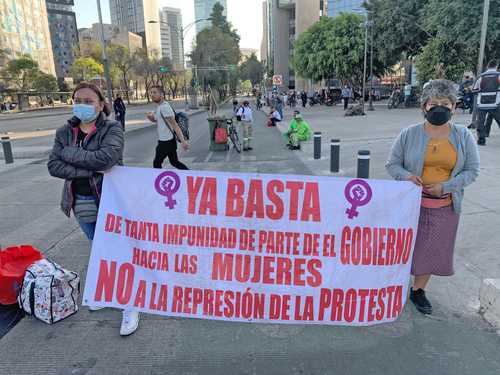 LUCHA COTIDIANA EN LA CIUDAD DE MÉXICO. Colectivos de mujeres bloquearon ayer Reforma y avenida Hidalgo en exigencia de ser reubicadas para vender sus mercancías.