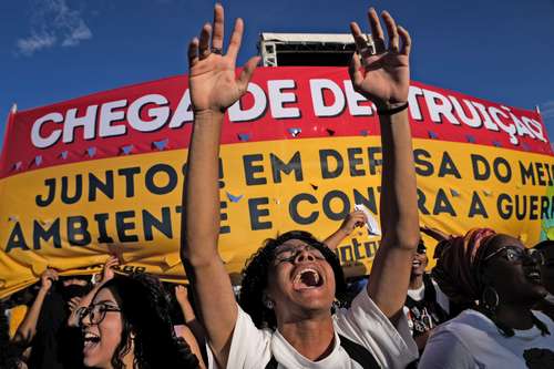 Reunidas en la Explanada de los Ministerios, en Brasilia, miles de personas exigieron ayer la salida del presidente Jair Bolsonaro y repudiaron sus iniciativas agrarias.