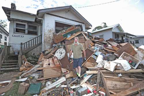 El premier australiano, Scott Morrison, visitó ayer Lismore, ciudad de la costa duramente golpeada por inundaciones que dejaron las lluvias torrenciales que se abatieron sobre la zona este de Australia durante las dos últimas semanas, y que provocaron 20 muertos. Los residentes, encolerizados, exigieron al gobernante emprender más acciones para luchar contra el cambio climático. Después de esta segunda gran inundación ocurrida en un año, las calles de esta ciudad de Nueva Gales del Sur estaban repletas de desechos y muebles inutilizables. En la imagen, un vecino del barrio Ken Bridge.