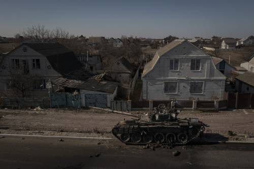 Un tanque destruido fue abandonado después de las batallas entre las fuerzas ucranias y rusas en una carretera principal cerca de Brovary, al norte de Kiev.