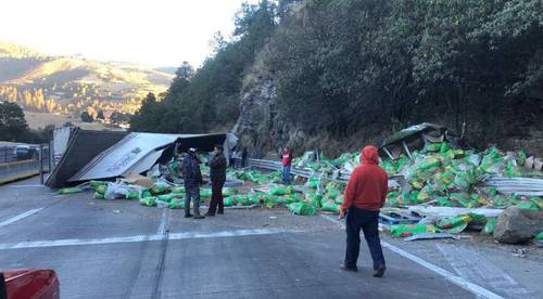 Elementos de la Guardia Nacional y personal de Protección Civil rescataron ayer el cuerpo del conductor de un tractocamión que volcó tras impactarse contra el muro de contención en la autopista México-Puebla. Las vialidades resultaron afectadas por más de dos horas y fue cerrada la caseta de cuota con dirección a la angelópolis. La unidad de carga transportaba alimento para mascotas.