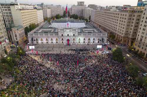  Una multitud asistió a la toma de posesión del mandatario frente al Palacio de La Moneda. Foto Ap