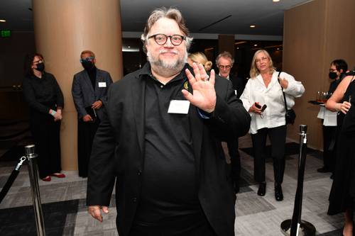 El director, productor y guionista Guillermo del Toro asiste a un almuerzo para los nominados al Óscar en el Fairmont Century Plaza Hotel en Los Ángeles, California.