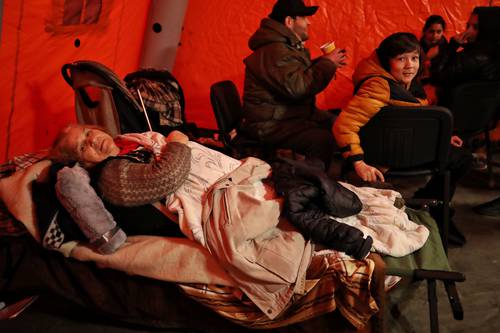  La ucrania Margarita Nicolau descansa en el refugio instalado en la estación de trenes Gara de Nord, en Bucarest. Foto Marco Peláez