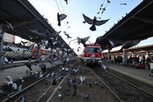 Ucranios abordan un tren en la estación Gara de Nord, en Bucarest, con dirección a Hungría.