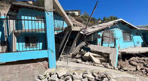 Algunas de las viviendas afectadas por fallas geológicas en la colonia Camino Verde, de Tijuana. Familias han dejado sus propiedades para trasladarse a albergues.