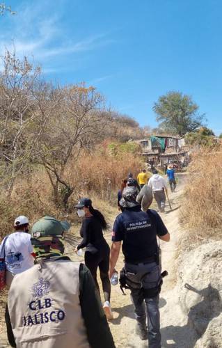 Personal de la Fiscalía de Jalisco, colectivos, entre ellos 25 integrantes de la agrupación Familias Unidas por Nuestros Desaparecidos, además de autoridades policiacas municipales y estatales, realizaron la búsqueda de cuerpos en la colonia La Coronilla, en Zapopan.