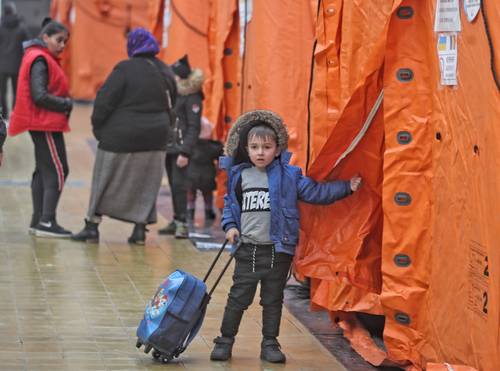  Un niño llegó ayer a un albergue temporal en Rumania. Foto Marco Peláez