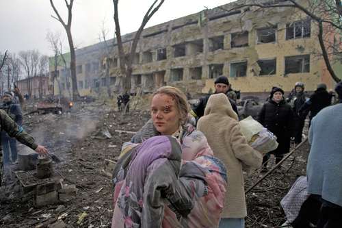  Una mujer a punto de dar a luz fue evacuada el miércoles de un hospital en Mariupol. Foto Ap