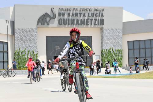 Visitantes de estado de México y la capital del país acudieron a las nuevas instalaciones aeroportuarias en Santa Lucía, a los museos y otras atracciones.