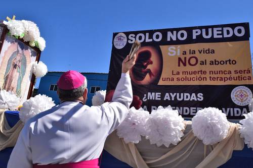 El obispo de Tijuana, Francisco Moreno Barrón, encabezó este fin de semana la recolección de firmas para conseguir que el Instituto Estatal Electoral llame a un referéndum en Baja California para dar marcha atrás a la despenalización del aborto.