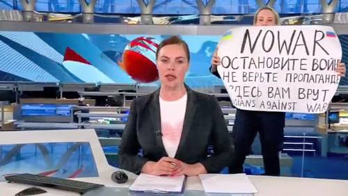 Una empleada irrumpió durante la transmisión en vivo de un canal ruso de tv para protestar contra la guerra.