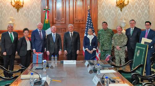 El secretario de Seguridad de Estados Unidos, Alejandro Mayorkas, con el presidente Andrés Manuel López Obrador (ambos al centro) y su respectiva comitiva para abordar temas de reacción y prevención ante delitos y migración, entre otros. La reunión tuvo lugar en Palacio Nacional.