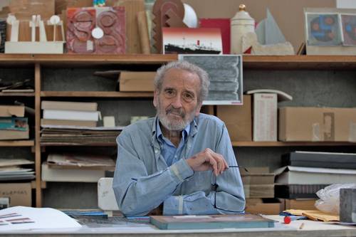 Además de la mesa de diálogo, se expondrán nueve obras del maestro que forman parte de la colección Pago en Especie de la SHCP, entre otros impresos, como un libro-objeto y revistas. En la imagen, el diseñador y escultor captado en 2019.