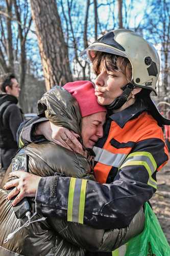 En Kiev, el personal de rescate no se da abasto para brindar auxilio a los civiles afectados por los intensos bombardeos en las diferentes zonas de la capital ucrania.