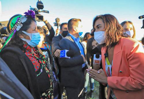 Izkia Siches, ministra chilena del Interior, ayer en el poblado mapuche de Ercilla.