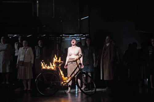 Escena de la ópera El ángel de fuego, que se presentará en el Teatro Real con cinco cantantes rusos y un ucranio.