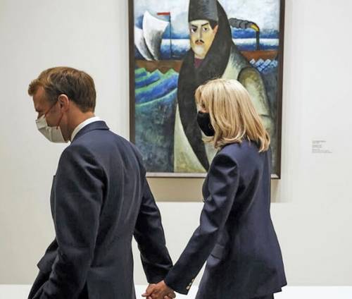 El presidente de Francia, Emmanuel Macron, y su esposa, Brigitte, frente una obra de Mijaíl Matiushin en la exposición La colección Morozov... en París.