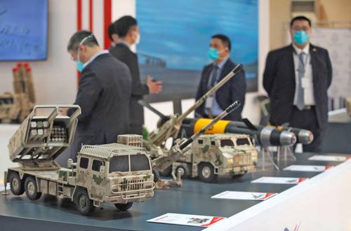 Modelos de armas durante la décima edición de la Feria de Seguridad, Defensa e Industria militar de Bagdad.