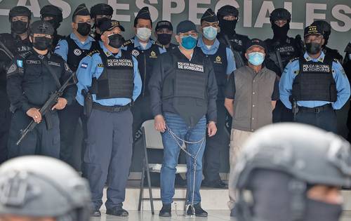 Un juez de primera instancia aprobó la extradición a Estados Unidos del ex presidente de Honduras Juan Orlando Hernández (encadenado, en la imagen), acusado de narcotráfico. La defensa del imputado tiene tres días para impugnar la decisión. Durante la segunda audiencia celebrada en la Corte Suprema de Justicia, se realizó la presentación de pruebas notificadas por la corte del distrito sur de Nueva York para sustentar la acusación, que incluyeron la declaración de un fiscal y de un agente de la DEA. La defensa de Hernández señaló que el gobierno estadunidense “no remitió ninguna prueba fehaciente” que involucre al ex gobernante en actividades del narco, como lo exige el tratado de extradición entre ambos países.