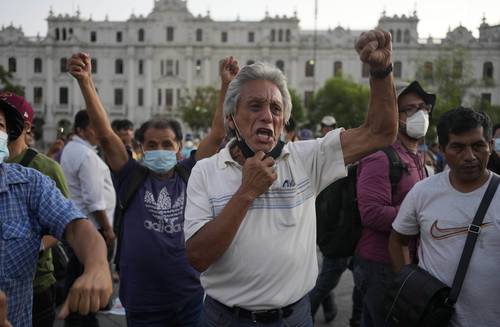 En calles de Lima, se realizaron ayer protestas contra la decisión de la Corte Constitucional que restableció un indulto humanitario otorgado a Alberto Fujimori en 2017 por el entonces presidente Pablo Kuczynski.